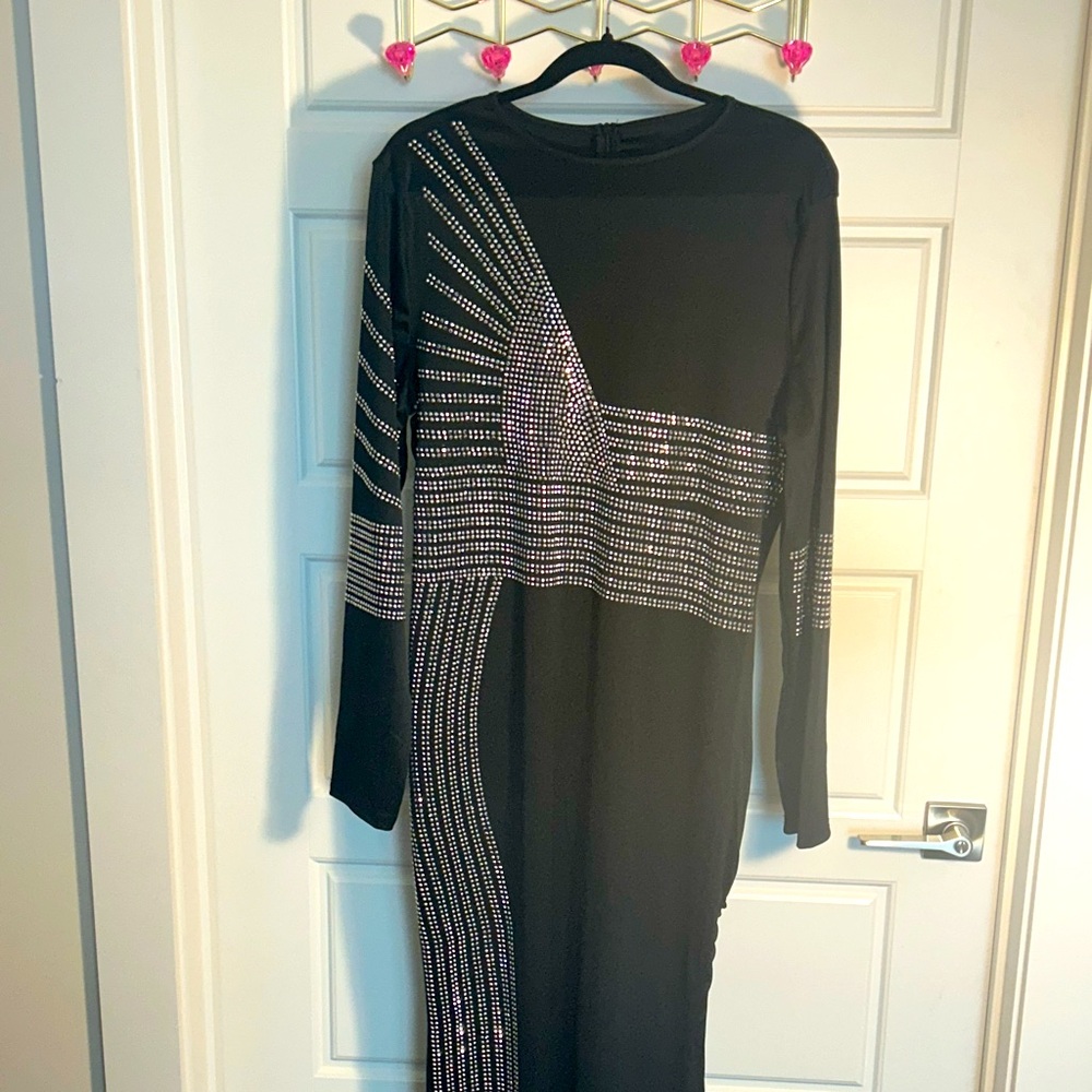 Elegant black dress. Very beautiful…..